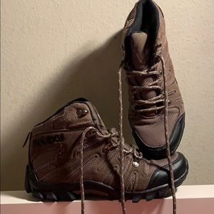Hiking boots,SZ 8.5, comfy&excellent grip,like new